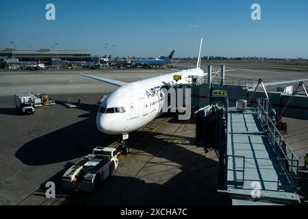 Un aereo dell'Air France all'aeroporto internazionale Pearson di Toronto in Ontario in Canada il 12 aprile 2023. Un avion de la compagnie eyrienne Air France a l Foto Stock