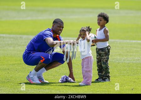 WOLFSBURG - Denzel Dumfries dell'Olanda con i suoi figli dopo la sessione di allenamento della nazionale olandese allo Stadio AOK il 17 giugno 2024 a Wolfsburg, Germania. La nazionale olandese si sta preparando per la partita a gironi del Campionato europeo di calcio in Germania contro la Francia. ANP | più alto olandese | Maurice van Steen Foto Stock