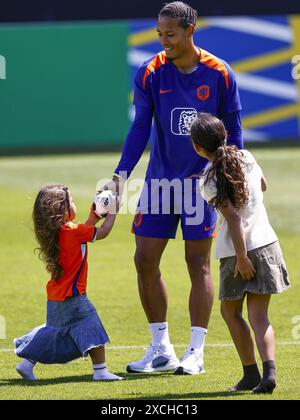 WOLFSBURG - Virgil van Dijk dell'Olanda con le sue figlie dopo la sessione di allenamento della nazionale olandese allo stadio AOK il 17 giugno 2024 a Wolfsburg, Germania. La nazionale olandese si sta preparando per la partita a gironi del Campionato europeo di calcio in Germania contro la Francia. ANP | più alto olandese | Maurice van Steen Foto Stock