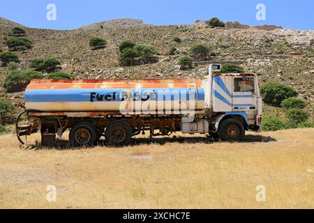 Petroliera abbandonata, Tilos, isole del Dodecaneso, Egeo meridionale, Grecia Foto Stock