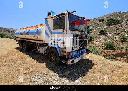 Petroliera abbandonata, Tilos, isole del Dodecaneso, Egeo meridionale, Grecia Foto Stock