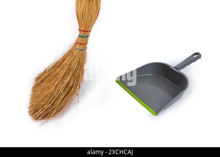 Scopa a pelo piegata e vaschetta in plastica grigia, isolata su sfondo bianco, sfondo vuoto per il posizionamento del prodotto Foto Stock