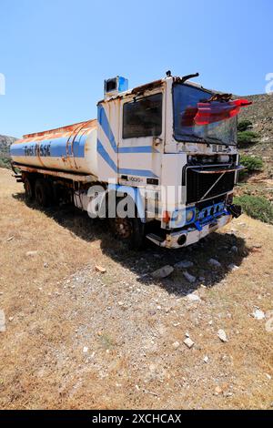 Petroliera abbandonata, Tilos, isole del Dodecaneso, Egeo meridionale, Grecia Foto Stock