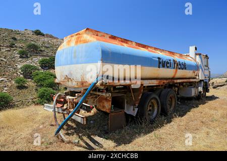 Petroliera abbandonata, Tilos, isole del Dodecaneso, Egeo meridionale, Grecia Foto Stock