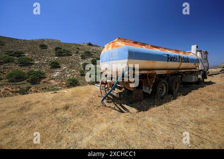 Petroliera abbandonata, Tilos, isole del Dodecaneso, Egeo meridionale, Grecia Foto Stock