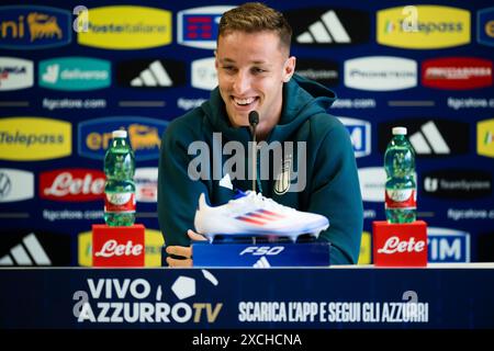 Iserlohn, Germania. 17 giugno 2024. Davide Frattesi d'Italia sorride durante una conferenza stampa. L'Italia giocherà la sua seconda partita a UEFA EURO 2024 contro la Spagna il 20 giugno 2024. Crediti: Nicolò campo/Alamy Live News Foto Stock