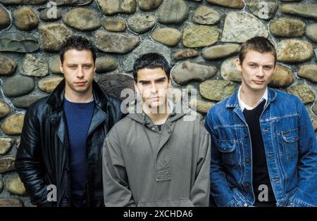 STEREOPHONICS, FORMAZIONE ORIGINALE, CARDIFF CASTLE, 1998: La formazione originale degli Stereophonics nei terreni del castello di Cardiff prima del loro primo concerto in città presso l'iconico locale di Cardiff, Galles, Regno Unito, il 12 giugno 1998. Foto: Rob Watkins. INFO: Stereophonics, una band rock gallese, emerse negli anni '1990 come figure di spicco del rock britannico. Con la voce e i successi di Kelly Jones come "Dakota", hanno raggiunto il successo commerciale. La loro discografia riflette un diverso mix di generi rock, mostrando il loro fascino duraturo. Foto Stock