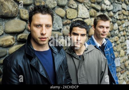 STEREOPHONICS, FORMAZIONE ORIGINALE, CARDIFF CASTLE, 1998: La formazione originale degli Stereophonics nei terreni del castello di Cardiff prima del loro primo concerto in città presso l'iconico locale di Cardiff, Galles, Regno Unito, il 12 giugno 1998. Foto: Rob Watkins. INFO: Stereophonics, una band rock gallese, emerse negli anni '1990 come figure di spicco del rock britannico. Con la voce e i successi di Kelly Jones come "Dakota", hanno raggiunto il successo commerciale. La loro discografia riflette un diverso mix di generi rock, mostrando il loro fascino duraturo. Foto Stock