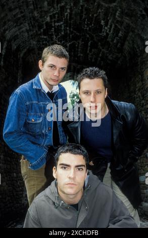 STEREOPHONICS, FORMAZIONE ORIGINALE, CARDIFF CASTLE, 1998: La formazione originale degli Stereophonics nei terreni del castello di Cardiff prima del loro primo concerto in città presso l'iconico locale di Cardiff, Galles, Regno Unito, il 12 giugno 1998. Foto: Rob Watkins. INFO: Stereophonics, una band rock gallese, emerse negli anni '1990 come figure di spicco del rock britannico. Con la voce e i successi di Kelly Jones come "Dakota", hanno raggiunto il successo commerciale. La loro discografia riflette un diverso mix di generi rock, mostrando il loro fascino duraturo. Foto Stock