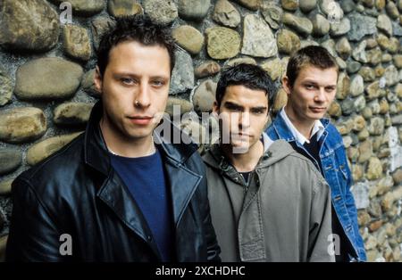 STEREOPHONICS, FORMAZIONE ORIGINALE, CARDIFF CASTLE, 1998: La formazione originale degli Stereophonics nei terreni del castello di Cardiff prima del loro primo concerto in città presso l'iconico locale di Cardiff, Galles, Regno Unito, il 12 giugno 1998. Foto: Rob Watkins. INFO: Stereophonics, una band rock gallese, emerse negli anni '1990 come figure di spicco del rock britannico. Con la voce e i successi di Kelly Jones come "Dakota", hanno raggiunto il successo commerciale. La loro discografia riflette un diverso mix di generi rock, mostrando il loro fascino duraturo. Foto Stock