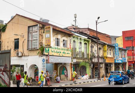 Kuala Lumpur, Malesia - 19 aprile 2023: Una delle strade più ardue di Kuala Lumpur, molte strutture originali sono rimaste, originariamente abitate dai cinesi Foto Stock