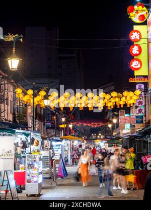 Kuala Lumpur, Malesia - 19 aprile 2023: Lungo una delle strade più ardue di Kuala Lumpur, rimangono molte strutture originali, originariamente abitate dal chi Foto Stock