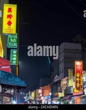 Kuala Lumpur, Malesia - 19 aprile 2023: Lungo una delle strade più ardue di Kuala Lumpur, rimangono molte strutture originali, originariamente abitate dal chi Foto Stock