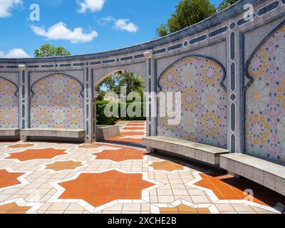 Veduta degli edifici e delle piastrelle architettoniche decorate nella moschea di Jame' ASR Hassanil Bolkiah, che prende il nome dal 29° e attuale sultano del Brunei a Bandar Ser Foto Stock