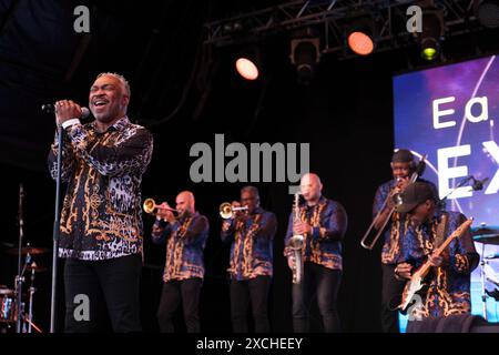 Tim Owens, Earth, Wind and Fire Experience si esibisce al Cambridge Club Festival, Regno Unito. 8 giugno 2024 Foto Stock