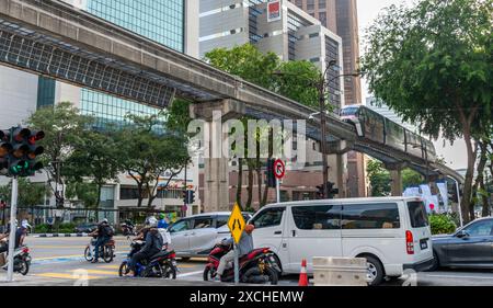 Kuala Lumpur, Malesia 20 aprile 2023: Una moderna ed efficiente rete di trasporto integrata, il sistema della metropolitana di Klang Valley Rapid Transit, si snoda senza fatica Foto Stock