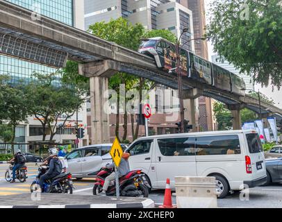 Kuala Lumpur, Malesia 20 aprile 2023: Una moderna ed efficiente rete di trasporto integrata, il sistema della metropolitana di Klang Valley Rapid Transit, si snoda senza fatica Foto Stock