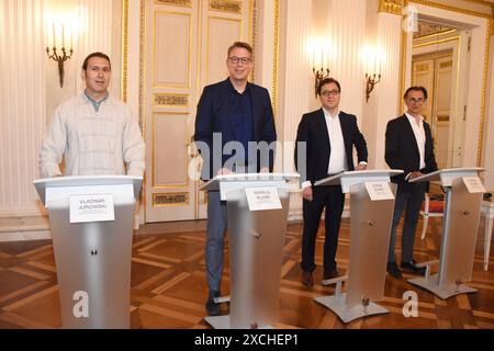 Vladimir Jurowski Bayerische Staatsoper Generalmusik Direktor Markus Blume Kunstminister Serge Dorny Bayerische Staatoper Intendente Laurent Hilmare Bayerische Staatsoper Ballett Direktor Muenchen 17.06.2024 Bayerische Staatsoper Pressekonferenz-Personelle Weichenstellung Muenchen **** Vladimir Jurowski, direttore musicale generale dell'Opera di Stato bavarese Markus Blume, ministro del Art Serge Dorny Direttore artistico dell'Opera di Stato bavarese Laurent Hilmare Direttore del Balletto dell'Opera di Stato bavarese Monaco 17 06 2024 Bavarese conferenza stampa dell'Opera di Stato cambio di rotta del personale Monaco Foto Stock