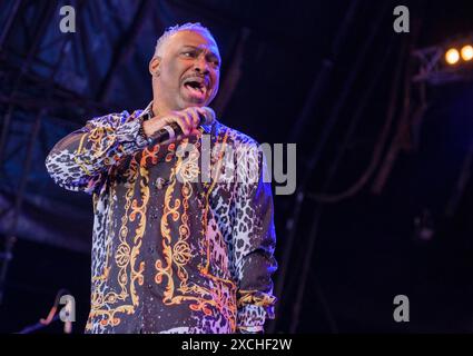 Tim Owens, Earth, Wind and Fire Experience si esibisce al Cambridge Club Festival, Regno Unito. 8 giugno 2024 Foto Stock