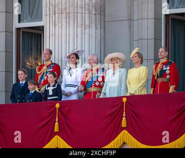 Londra, Regno Unito 15 giugno 2024. La famiglia reale fa un'apparizione sul balcone di Buckingham Palace dopo la cerimonia del trooping del colore. Salutano la folla e guardano il sorvolo. Da sinistra a destra: Principe Giorgio, principe Luigi, RH il principe di Galles, principessa Charlotte, RH la principessa di Galles, HM re Carlo, HM regina Camilla, UR Sophie, duchessa di Edimburgo crediti: MartinJPalmer/Alamy Live News Foto Stock