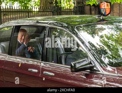 Londra 15 giugno 2024 Re Carlo si prende cura del suo trattamento contro il cancro e ondeggia alla folla lasciando Clarence House dopo la cerimonia di Trooping the Colour. Crediti: MartinJPalmer/Alamy Live News Foto Stock