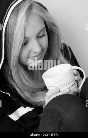 Adolescente caucasica che tiene una tazza di caffè. STATI UNITI Foto Stock