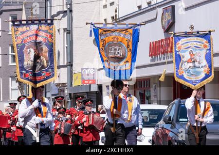 Tre striscioni affiancate che rappresentano le logge junior Orange Order - sfilata a Portrush Irlanda del Nord, sabato 1. Giugno 2024. Foto Stock