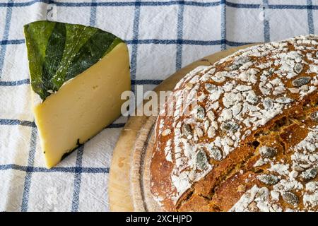 Un pezzo di formaggio di Yarg della Cornovaglia con una pagnotta di pane fatto in casa. Foto Stock