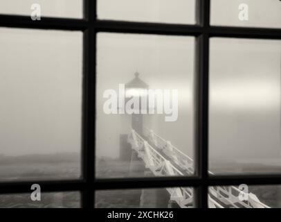 Ripresa dal pannello della finestra dall'interno del museo del faro di Marshall Point, Maine Foto Stock