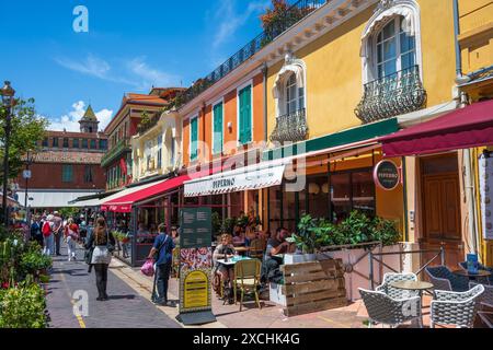 Edifici e ristoranti colorati a Cours Saleya nella città vecchia di Nizza, Costa Côte Azzurra, Provenza, Francia Foto Stock