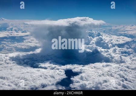 Nuvole d'tempesta sull'oceano pacifico. Foto Stock