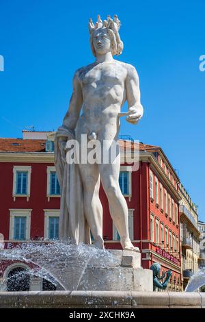 Statua in marmo del dio greco Apollo, pezzo centrale di Fontaine du Soleil in Place Massena, nella città vecchia di Nizza, Costa Côte Azzurra, Provenza, Francia Foto Stock