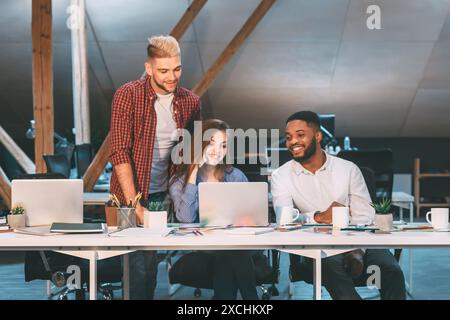Termine ultimo concetto. Il team creativo lavorare fino a tarda notte Foto Stock