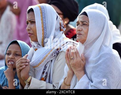 Colombo, Sri Lanka. 17 giugno 2024. Le persone pregano durante Eid al-Adha a Colombo, Sri Lanka, il 17 giugno 2024. Crediti: Ajith Perera/Xinhua/Alamy Live News Foto Stock