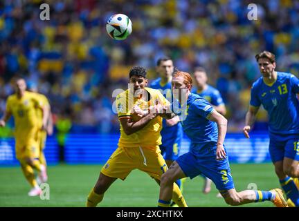 Florinel Coman Romania und Yukhym Konoplia Ukraine im Zweikampf, UEFA EURO 2024 - gruppo e, Romania vs Ucraina, Fussball Arena Muenchen AM 17. Giugno 2024 a Monaco, Germania. Foto von Silas Schueller/DeFodi Images Florinel Coman Romania e Yukhym Konoplia Ucraina si battono per il pallone, UEFA EURO 2024 - gruppo e, Romania vs Ucraina, Munich Football Arena il 17 giugno 2024 a Monaco di Baviera, Germania. Foto di Silas Schueller/DeFodi immagini Defodi-738 738 ROUUKR 20240617 136 *** Florinel Coman Romania e Yukhym Konoplia Ucraina in duello, UEFA EURO 2024 gruppo e, Romania vs Ucraina, Monaco di Baviera calcio aren Foto Stock