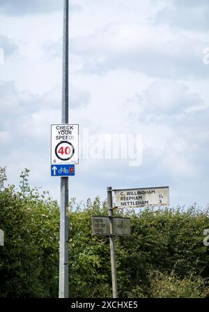 Avviso di velocità del conducente, Fiskerton Road, Cherry Willingham, Lincoln, Lincolnshire, Inghilterra, Regno Unito Foto Stock