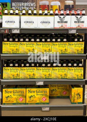 Vista generale di una mostra di birra in un Aldi nel Wisconsin il 12 giugno 2024. Foto Stock