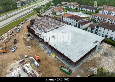 Lavoratori che assemblano strutture metalliche in cantieri industriali. Sviluppo immobiliare in America. Mercato immobiliare negli Stati Uniti Foto Stock