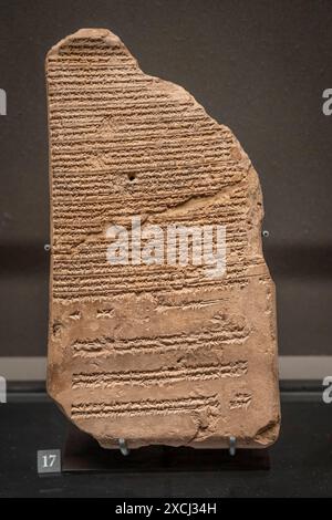 Parigi, Francia - 06 14 2024: Museo del Louvre. Estratto dal Libro i del corpo medico accadico, che tratta di malattie del cranio e della testa Foto Stock