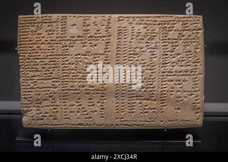 Parigi, Francia - 06 14 2024: Museo del Louvre. Tabella per la divisione e la conversione delle frazioni Foto Stock