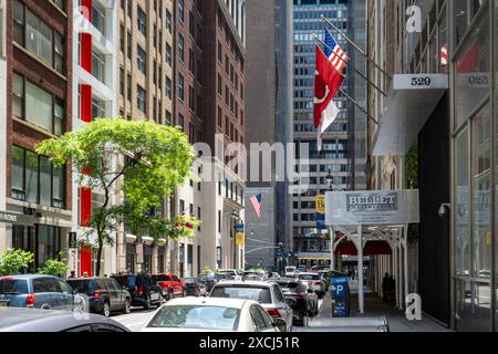 Il lato nord di E. 44th Street presenta il numero 5, un condominio residenziale colorato a scaglie New York City, USA 2024 Foto Stock