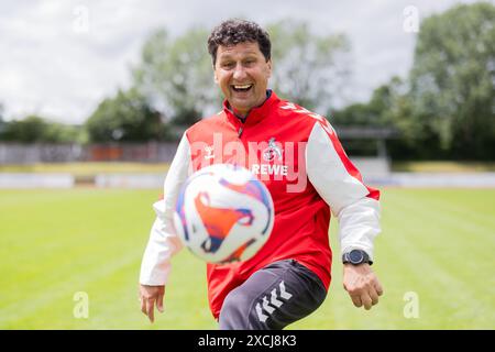 Pulheim, Germania. 17 giugno 2024. Calcio: Campionato europeo: Viktor Pasulko, ex calciatore nazionale dell'URSS, gioca con un calcio su un campo da calcio. Pasulko (63) è l'unico giocatore che vive in Germania dalla squadra sovietica (URSS) che ha raggiunto la finale del Campionato europeo a Monaco di Baviera nel 1988. Crediti: Rolf Vennenbernd/dpa/Alamy Live News Foto Stock