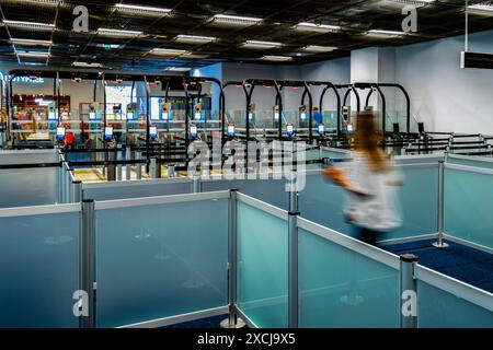 Marsiglia, Francia. 14 giugno 2024. Vista delle nuove zone di controllo doganale per i viaggiatori. Il nuovo Terminal 1 dell'aeroporto di Marsiglia-Provenza, riprogettato dagli architetti Foster Partners nell'ambito dei Giochi Olimpici di Parigi 2024, sarà aperto al pubblico il 17 giugno 2024. Credito: SOPA Images Limited/Alamy Live News Foto Stock