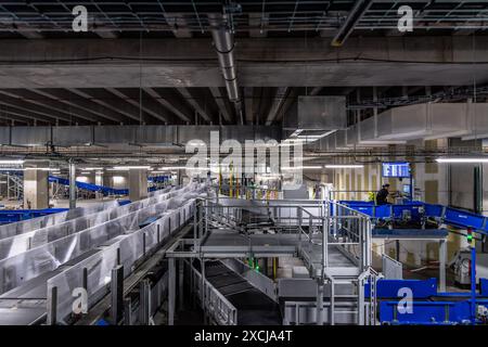 Marsiglia, Francia. 14 giugno 2024. Vista della nuova area sotterranea di smistamento bagagli e controllo di sicurezza. Il nuovo Terminal 1 dell'aeroporto di Marsiglia-Provenza, riprogettato dagli architetti Foster Partners nell'ambito dei Giochi Olimpici di Parigi 2024, sarà aperto al pubblico il 17 giugno 2024. Credito: SOPA Images Limited/Alamy Live News Foto Stock