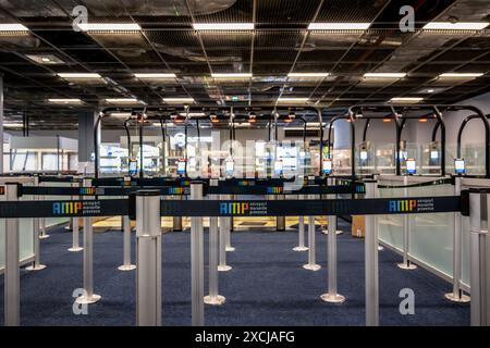 Marsiglia, Francia. 14 giugno 2024. Vista delle nuove zone di controllo doganale per i viaggiatori. Il nuovo Terminal 1 dell'aeroporto di Marsiglia-Provenza, riprogettato dagli architetti Foster Partners nell'ambito dei Giochi Olimpici di Parigi 2024, sarà aperto al pubblico il 17 giugno 2024. Credito: SOPA Images Limited/Alamy Live News Foto Stock