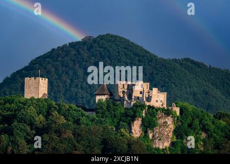 Vecchia casta Celje con doppio arcobaleno Foto Stock