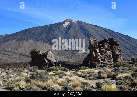 Vulcano El Teide visto da Roques de Garcia. Parco nazionale Las Cañadas del Teide, Tenerife, Isole Canarie, Spagna. Foto Stock