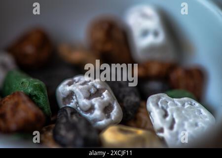 Foto macro di colorati cioccolatini di ciottoli, che mostrano i dettagli vivaci e le deliziose texture di questi esclusivi e giocosi dolcetti. Foto Stock