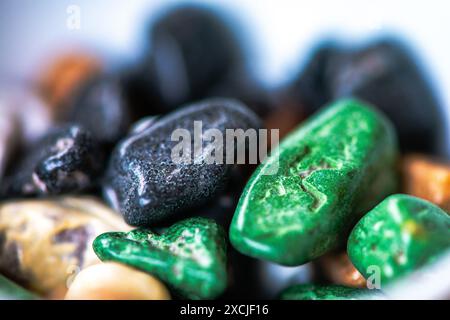 Foto macro di colorati cioccolatini di ciottoli, che mostrano i dettagli vivaci e le deliziose texture di questi esclusivi e giocosi dolcetti. Foto Stock