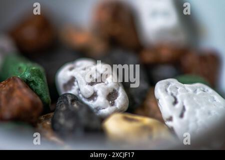 Foto macro di colorati cioccolatini di ciottoli, che mostrano i dettagli vivaci e le deliziose texture di questi esclusivi e giocosi dolcetti. Foto Stock